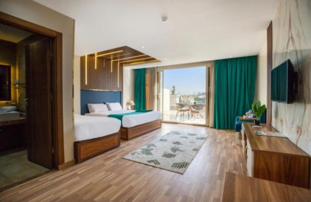 Deluxe Family Room With Pyramids View